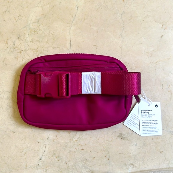 🍋 Lululemon Everywhere Belt Bag in Berry FINAL OFFER - Picture 4 of 16